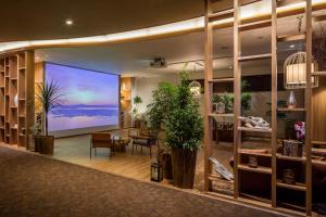 Cette chambre dispose d'une grande fenêtre avec des plantes. dans l'établissement Kiki Shiretoko Natural Resort, à Shari
