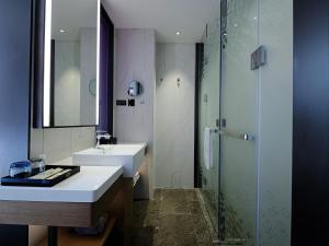 Ένα μπάνιο στο Hampton by Hilton Guangzhou Dongxiaonan