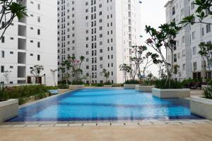Πισίνα στο ή κοντά στο Spacious and Clean 3BR Bassura City Apartment By Travelio