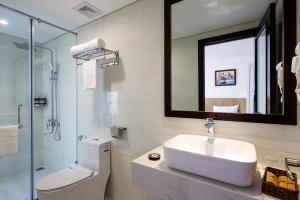 Baðherbergi á Golden Line Hotel Danang
