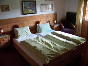 Ein Bett oder Betten in einem Zimmer der Unterkunft Gästehaus Bichl