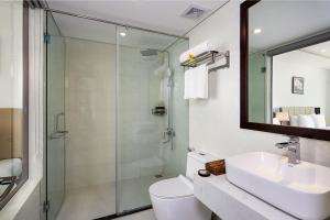 Baðherbergi á Golden Line Hotel Danang