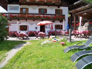 Ein Garten an der Unterkunft Gästehaus Bichl
