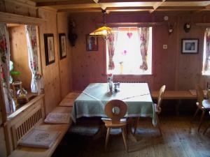 Ein Sitzbereich in der Unterkunft Gästehaus Bichl