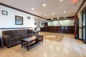 a living room with a couch and a waiting room at Quality Inn & Suites Quakertown-Allentown in Quakertown