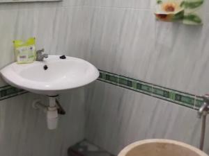 Lamongan的住宿－Hotel Boegenviel Syariah，一间带水槽和卫生间的浴室
