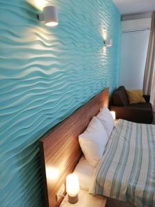 ママイアにあるDelos Studio With Sea Viewの水の壁画が施されたベッドルーム