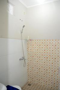 A bathroom at RedDoorz Syariah Plus near Banyuwangi Airport
