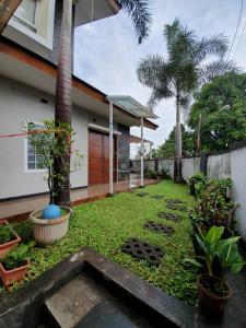 un patio de una casa con césped y plantas en Grand Sofia Family GH en Bandung