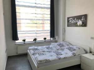 ein kleines Schlafzimmer mit einem Bett vor einem Fenster in der Unterkunft Viktor in Ljubljana