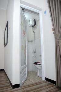 Ванная комната в RedDoorz Syariah Plus near Banyuwangi Airport