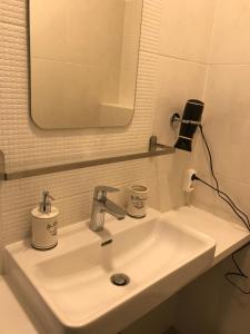 リュブリャナにあるViktorのバスルーム(洗面台、2つのカップ、鏡付) +21枚の写真