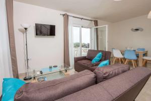 TV a/nebo společenská místnost v ubytování Maria's Sea View Villa