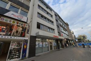 a group of buildings on a city street at Studio-Apartment Am Wehrhahn 38 in Düsseldorf