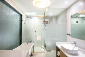ein Bad mit einer Badewanne, einem Waschbecken und einer Dusche in der Unterkunft Lavande Hotel Beijing Asian Games Village in Peking
