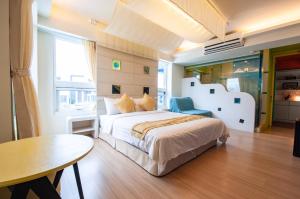 Indigo Homestay في ماغونغ: غرفة نوم بسرير وطاولة ونافذة