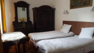En eller flere senge i et værelse på Room in An Old House