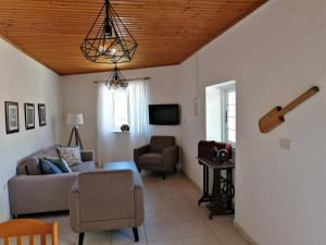 un soggiorno con un divano e una poltrona di Lemon Tree Courtyard a Larnaka