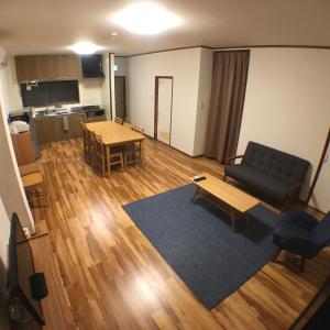 uma sala de estar com um sofá e uma mesa em machiyado Kuwanajuku Kawaguchi-cho 8 em Kuwana