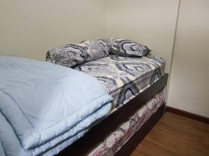 ein Bett auf einem Bettrahmen in einem Zimmer in der Unterkunft KVA Syariah 4BR in Bekasi