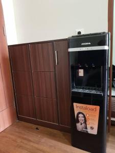 ein schwarzer Ofen mit einem Schild davor in der Unterkunft KVA Syariah 4BR in Bekasi