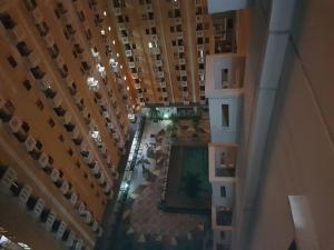 einen Blick über ein großes Gebäude mit Innenhof in der Unterkunft KVA Syariah 4BR in Bekasi