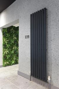 d'un radiateur noir sur le côté d'un bâtiment dans l'établissement La Jungle Du Swan, à Manchester