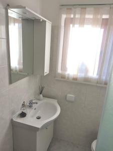 Łazienka w obiekcie Apartments Ana Medulin