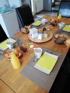 una mesa de madera con comida encima en Maison d'hôtes Le Jas Vieux en Montfort