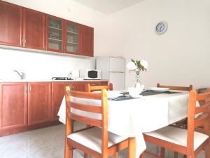 Kuchnia lub aneks kuchenny w obiekcie Apartments Ana Medulin