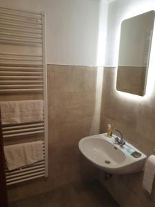 ein Badezimmer mit einem Waschbecken, einem Spiegel und Handtüchern in der Unterkunft Gastehaus in der Alte Kellerei in Kobern-Gondorf