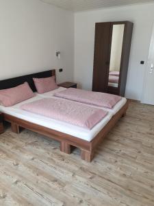 Ein Bett oder Betten in einem Zimmer der Unterkunft Gastehaus in der Alte Kellerei