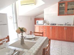 Kuchnia lub aneks kuchenny w obiekcie Apartments Ana Medulin