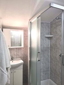 łazienka z prysznicem i umywalką w obiekcie Apartments Ana Medulin w Medulinie +37 zdjęć