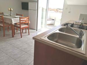 Kuchnia lub aneks kuchenny w obiekcie Apartments Ana Medulin