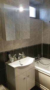 e bagno con lavandino, specchio e vasca. di Cristalex Villaverde Bucharest a Bucarest