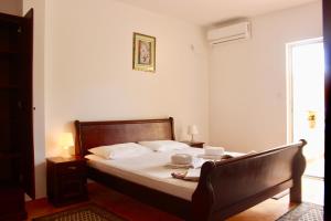 um quarto com uma cama com duas chávenas em Nir Apartments Budva em Budva