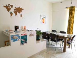 uma sala de jantar com uma mesa e um mapa do mundo na parede em All Nations Holiday Home em Għajnsielem