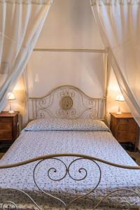 a bed in a bedroom with two lamps on tables at Affittacamere Le camerine di Silvia 2 in Siena