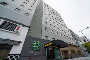 een gebouw met een hotel elvadoaquinaquin bij Hotel Binario Umeda in Osaka