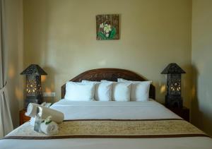Ein Bett oder Betten in einem Zimmer der Unterkunft Frangipani Langkawi Resort