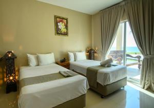 Ein Bett oder Betten in einem Zimmer der Unterkunft Frangipani Langkawi Resort