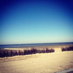 einen Sandstrand mit Meerblick in der Unterkunft Strandnahe Ferienwohnungen Duhnen inkl Fahrrädern Cuxhaven in Cuxhaven
