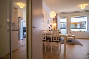 - une salle à manger et une cuisine avec une table et des chaises dans l'établissement Westbay Inn, à Vaasa