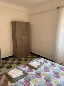 1 dormitorio con 1 cama y armario de madera en Clos Augusta, en Riez