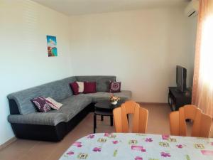 - un salon avec un canapé et une table dans l'établissement Apartment Nevenka, à Krk