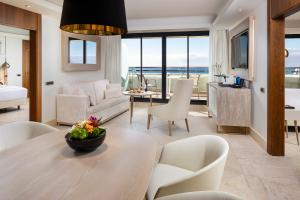 Uma área de estar em Hotel Don Pepe Gran Meliá