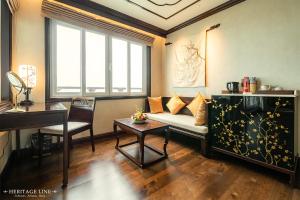 sala de estar con sofá y mesa en Heritage Line Ginger Cruise - Halong Bay & Lan Ha Bay en Ha Long