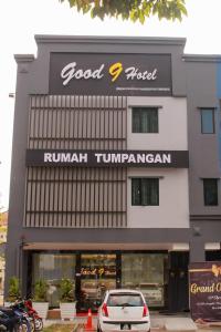 ジョホールバルにあるGOOD 9 HOTEL - Bukit Dahliaの食品トラック前に停車する車