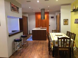 une cuisine et une salle à manger avec une table et des chaises dans l'établissement Residence Evàntica, à Tollo